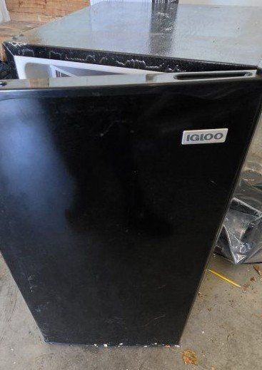Igloo Compact Refrigerator 3.2cu ft - Black Mini Fridge