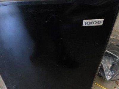 Igloo Compact Refrigerator 3.2cu ft - Black Mini Fridge