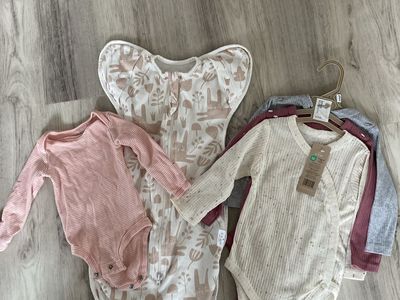Baby Girl Clothing Lot Size NB-9 Months Bodysuits and Swaddle Sleep Sack. ROPA DE NIÑA DE 0-9meses