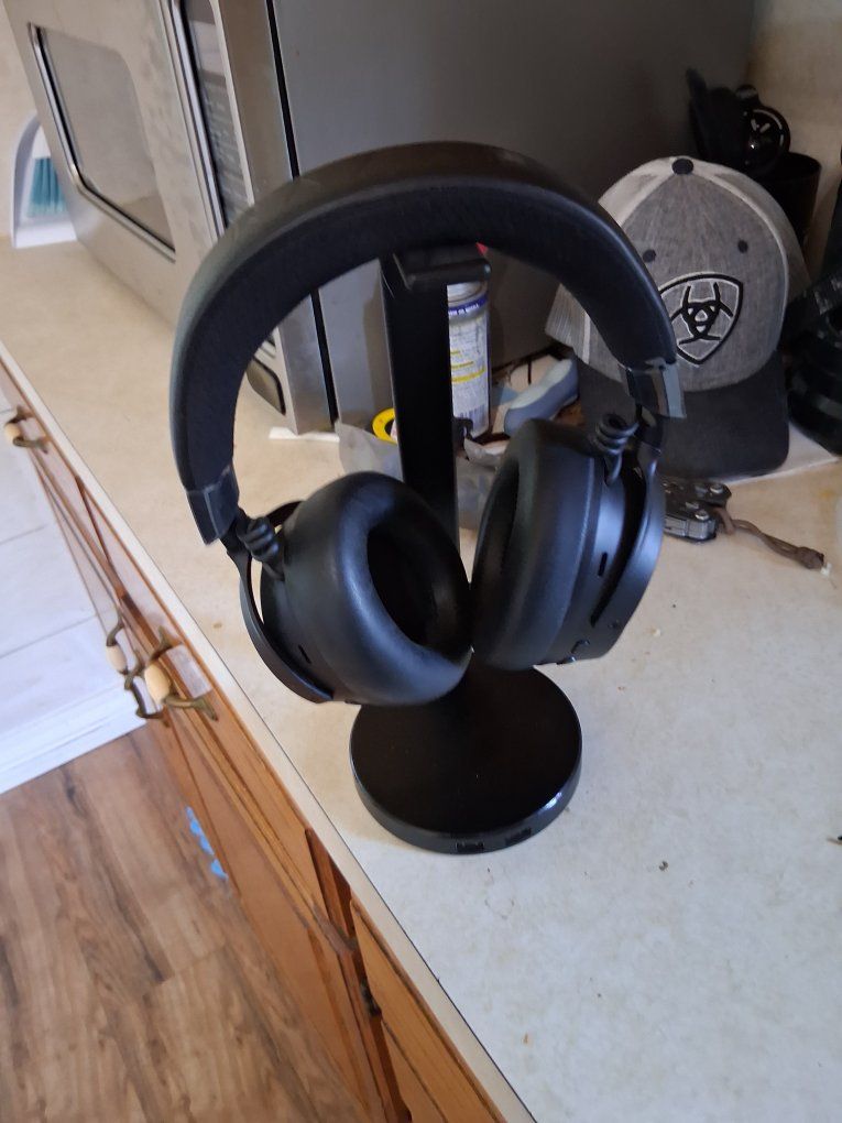 Razer  Kraken headphones with Base Station V2 Chroma Headphone stand