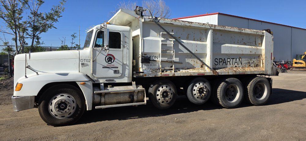 2000 Freightliner FLD120 dump truck