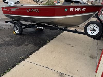 14 Foot Lund Fishing Boat with a Honda 4 stoke 20 horse power outboard motor