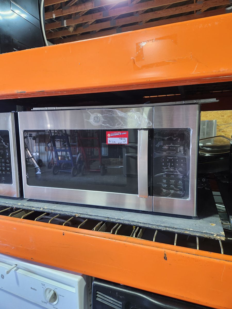 BEAUTIFUL GE STAINLESS STEEL OVER THE RANGE MICROWAVE!