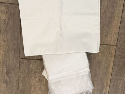 New. 5 White Table Cloths For Events 5'x8'