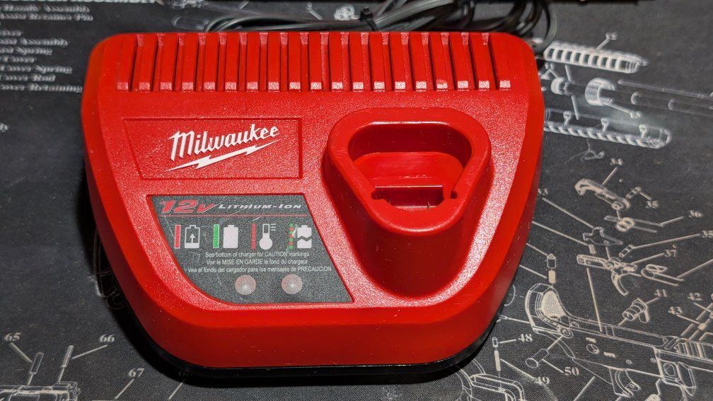 MILWAUKEE M12 Charger