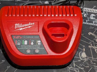 MILWAUKEE M12 Charger
