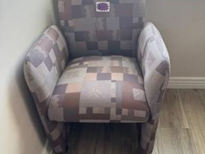Upholstered Accent Chair – Excellent Condition