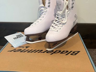 Youth/Women Ice Skates, size 5