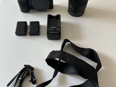 Sony a6000 Body, 4.5-6.3/55-210 mm lens, two batteries