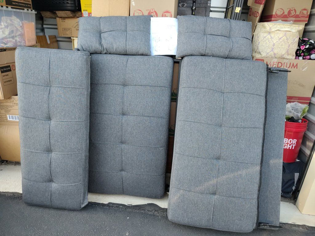 Loveseat/bed