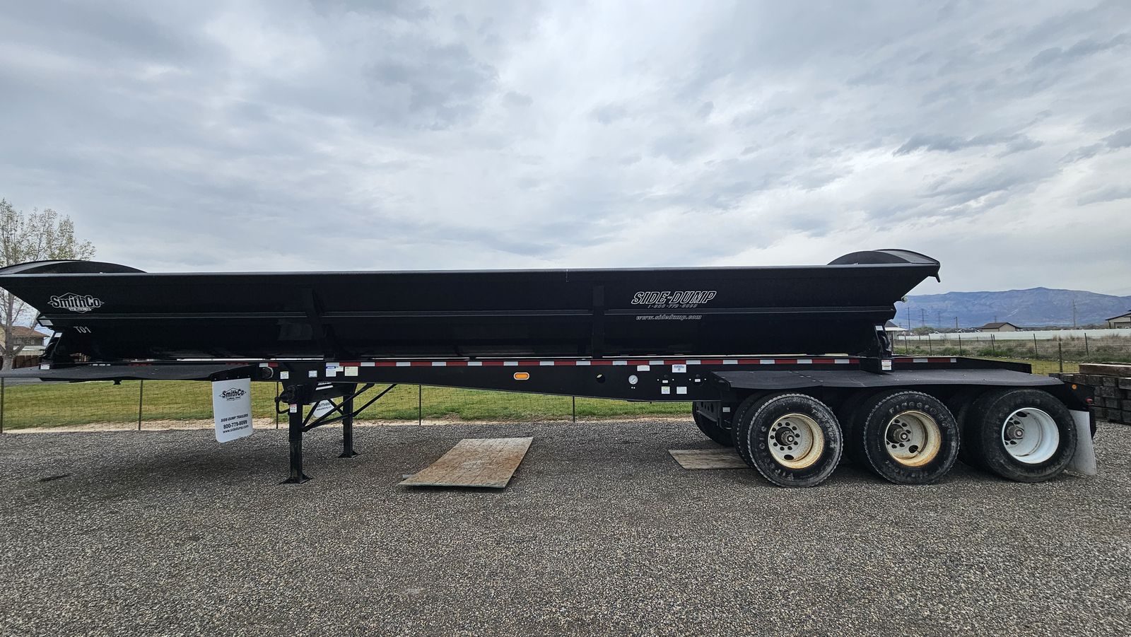 Side Dump Smithco trailer & Kenworth T800 Truck