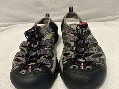 Keen women’s size 8, gray with red trim WP hiking sandals