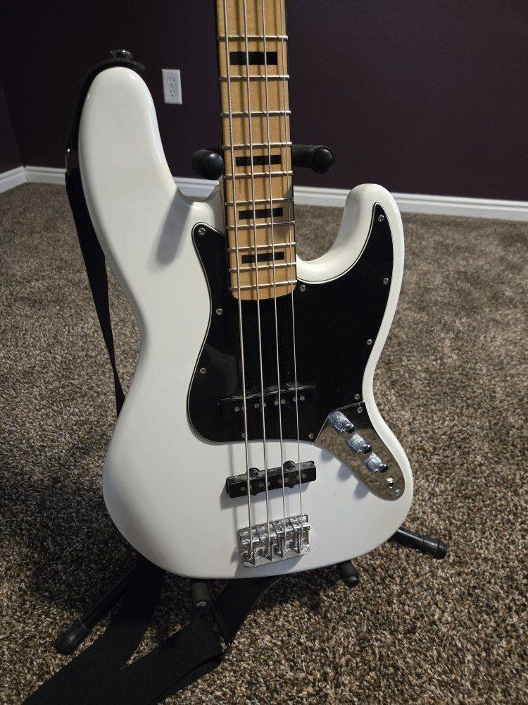 Fender Squire Jazz Bass (Classic Vibe?)