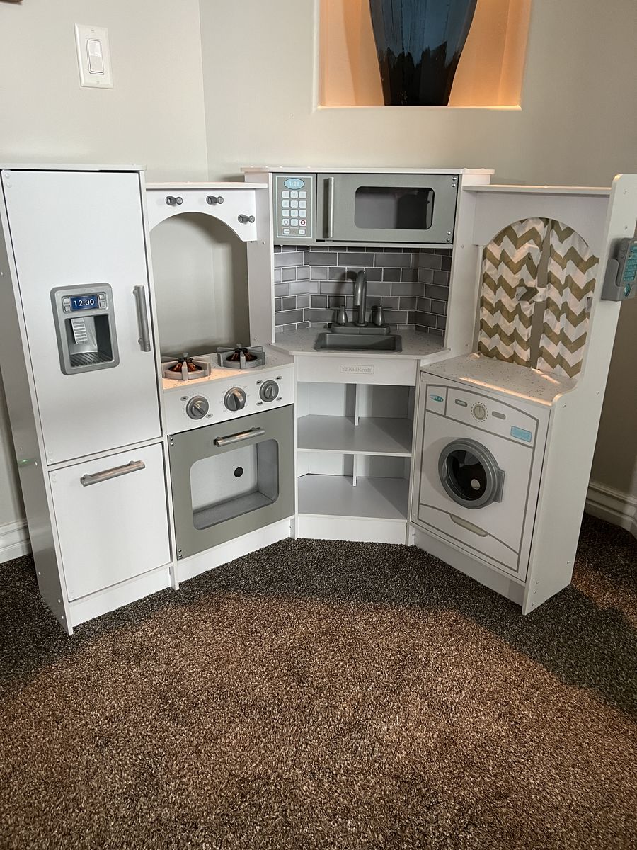 Kidkraft kid’s kitchen