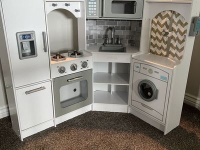 Kidkraft kid’s kitchen