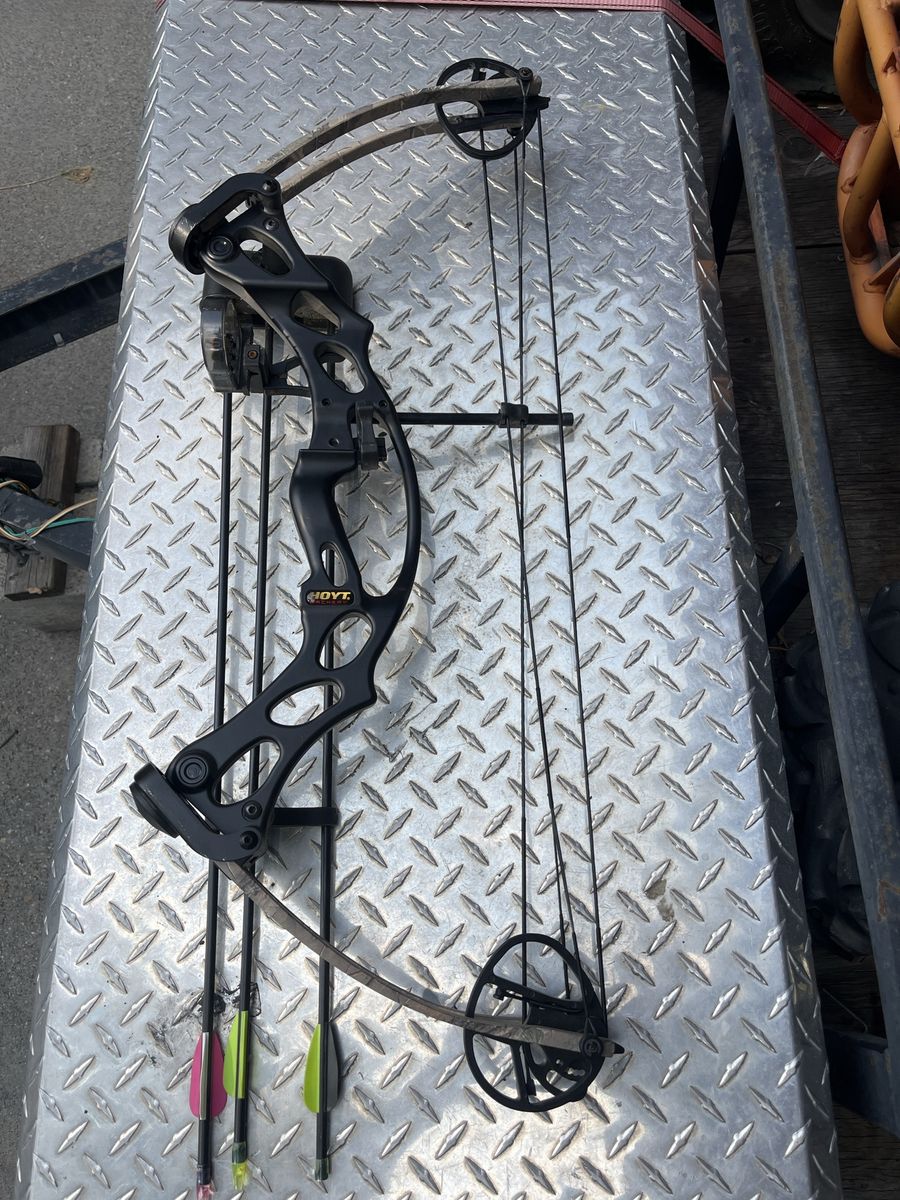 Hoyt Ruckus Junior Right-Handed Compound Bow with Arrows