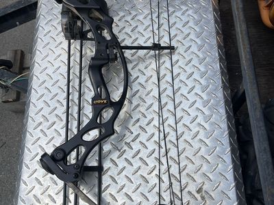 Hoyt Ruckus Junior Right-Handed Compound Bow with Arrows