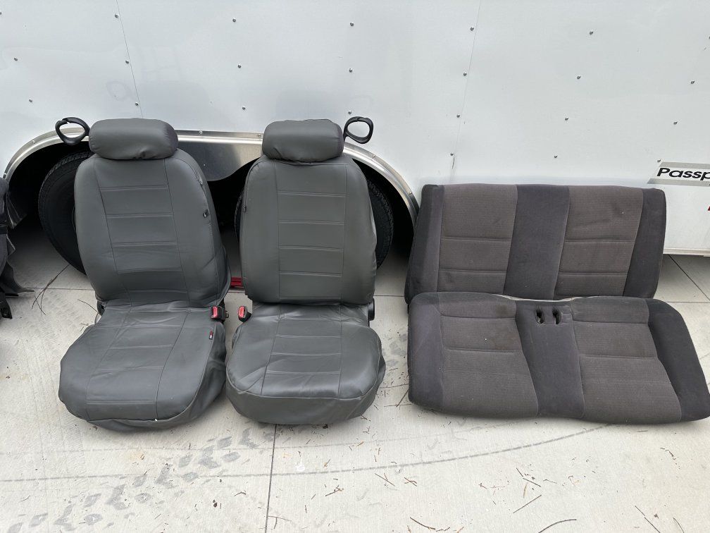 2004 Mustang convertible seats