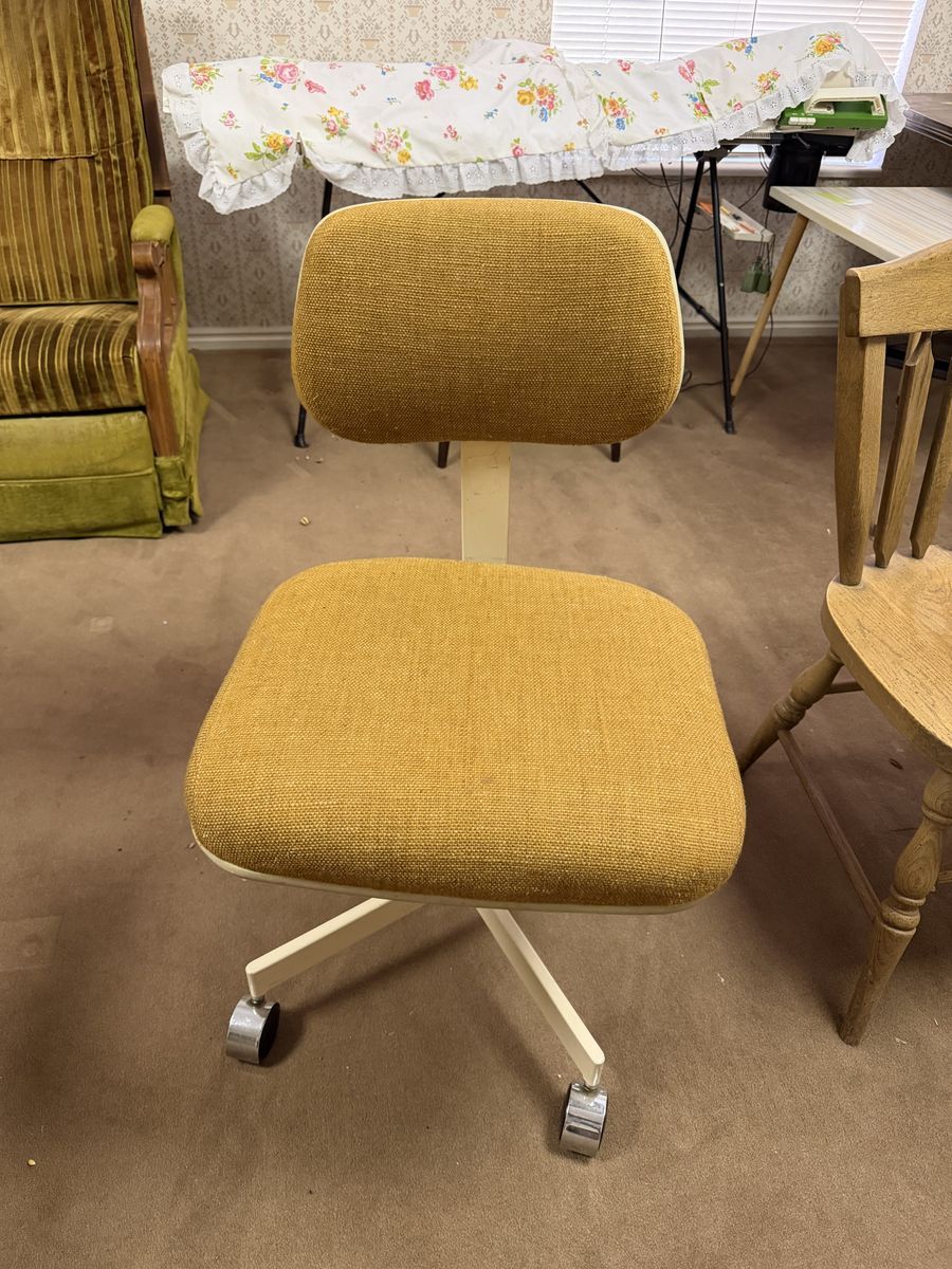 Vintage Domore 3300 SP Mid-Century Office Chair – Original Mustard Upholstery $150 cash/venmo in Provo