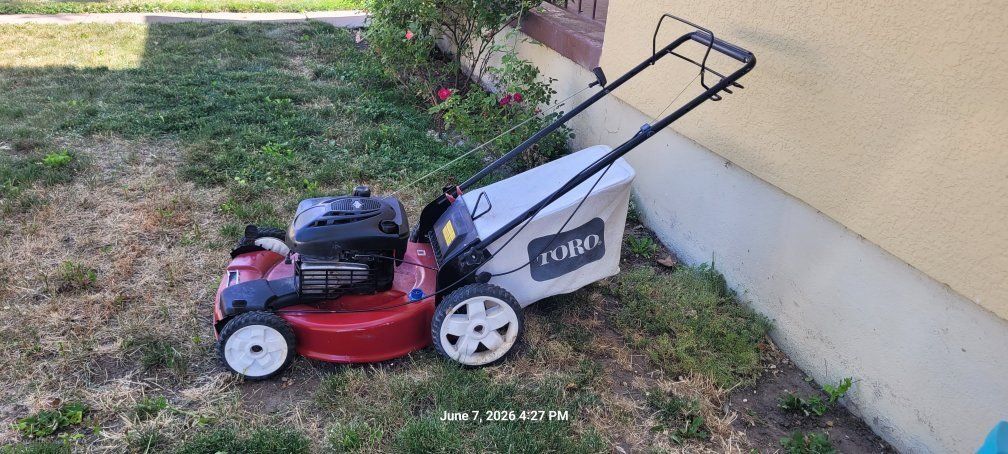 Toro lawn mower self propelled good working conditions.