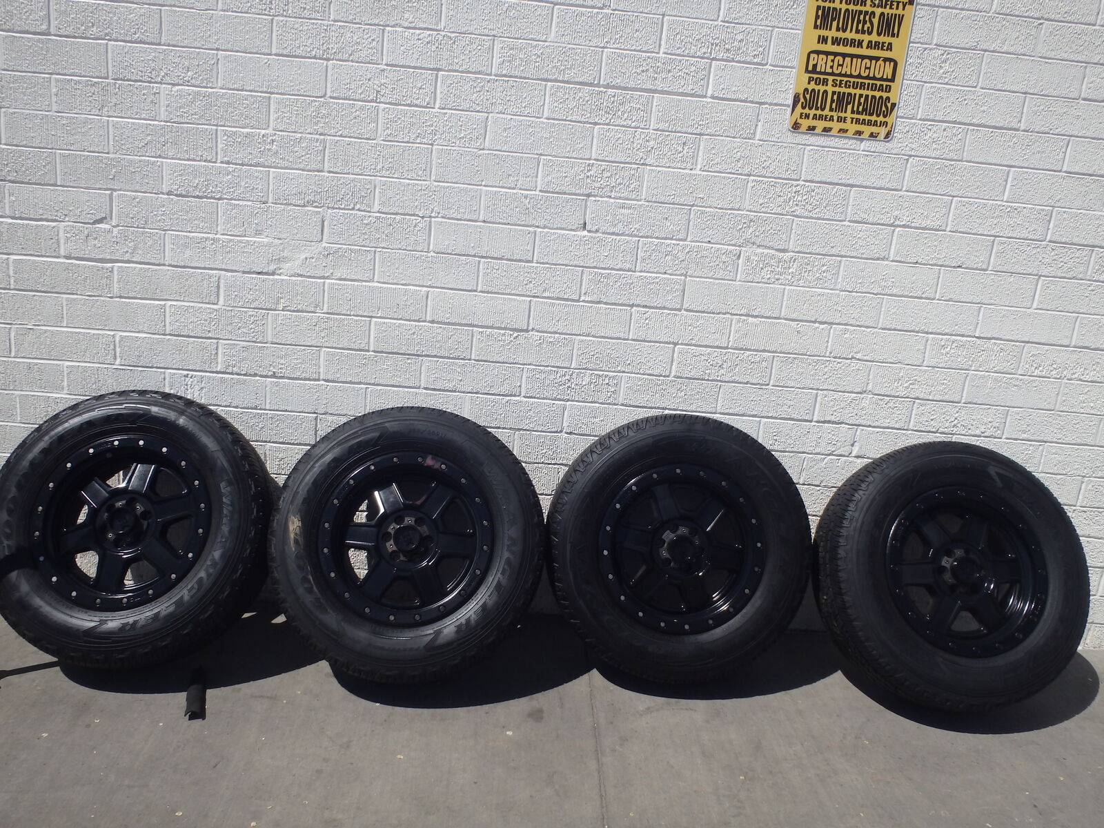 SET OF USED 17X8 XD KMC 6X114 WITH USED TIRES 255/65R17