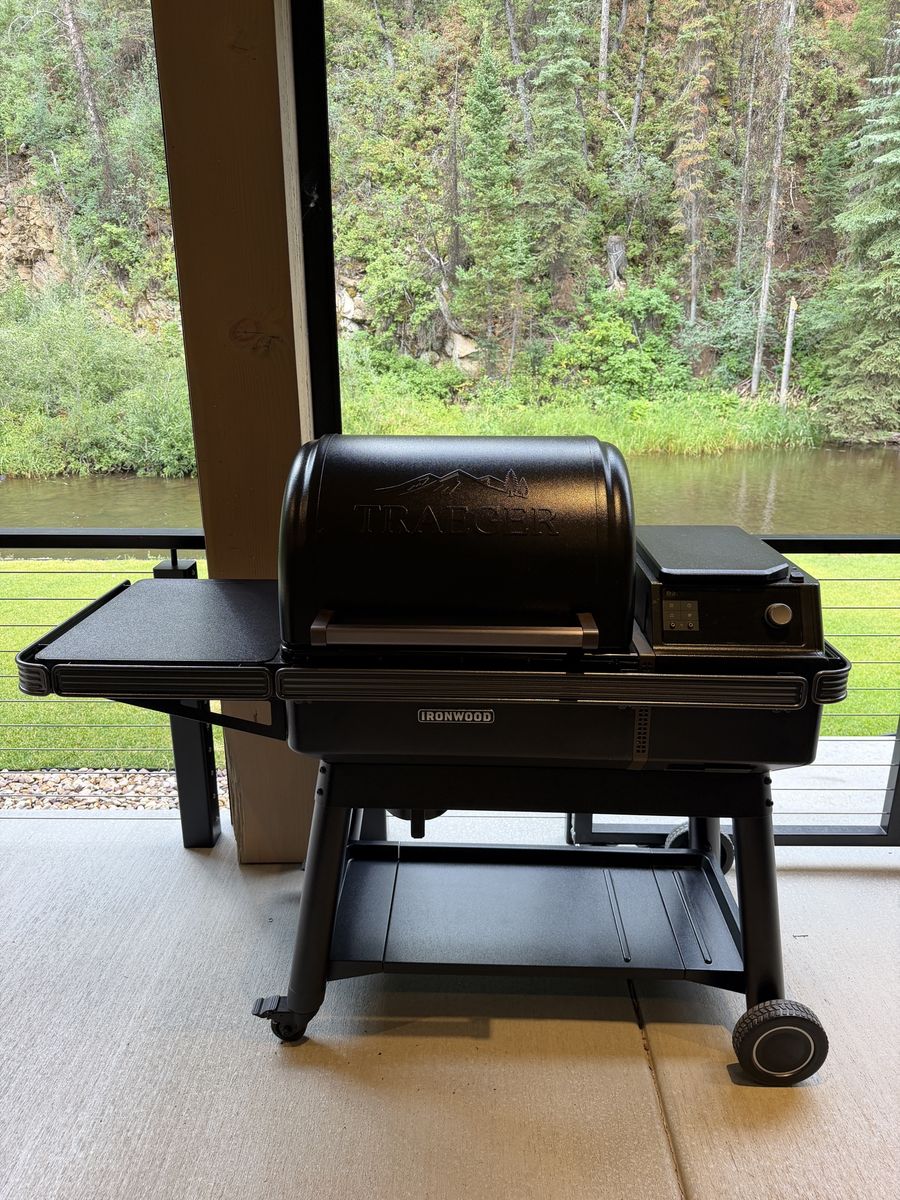 Traeger Ironwood Wood Pellet Grill & Smoker, 616” WiFi