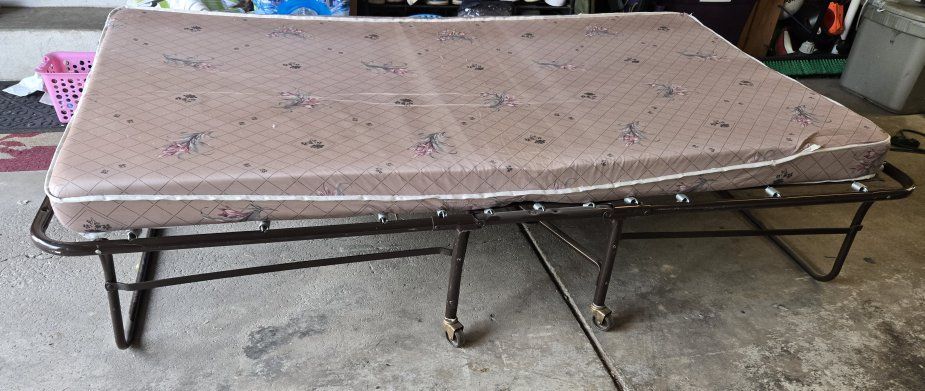 Foldable Rollaway Guest Bed Frame with Patterned Mattress and Casters (cot)