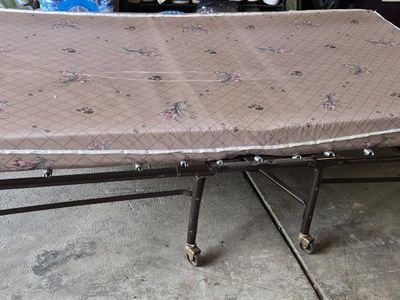 Foldable Rollaway Guest Bed Frame with Patterned Mattress and Casters (cot)