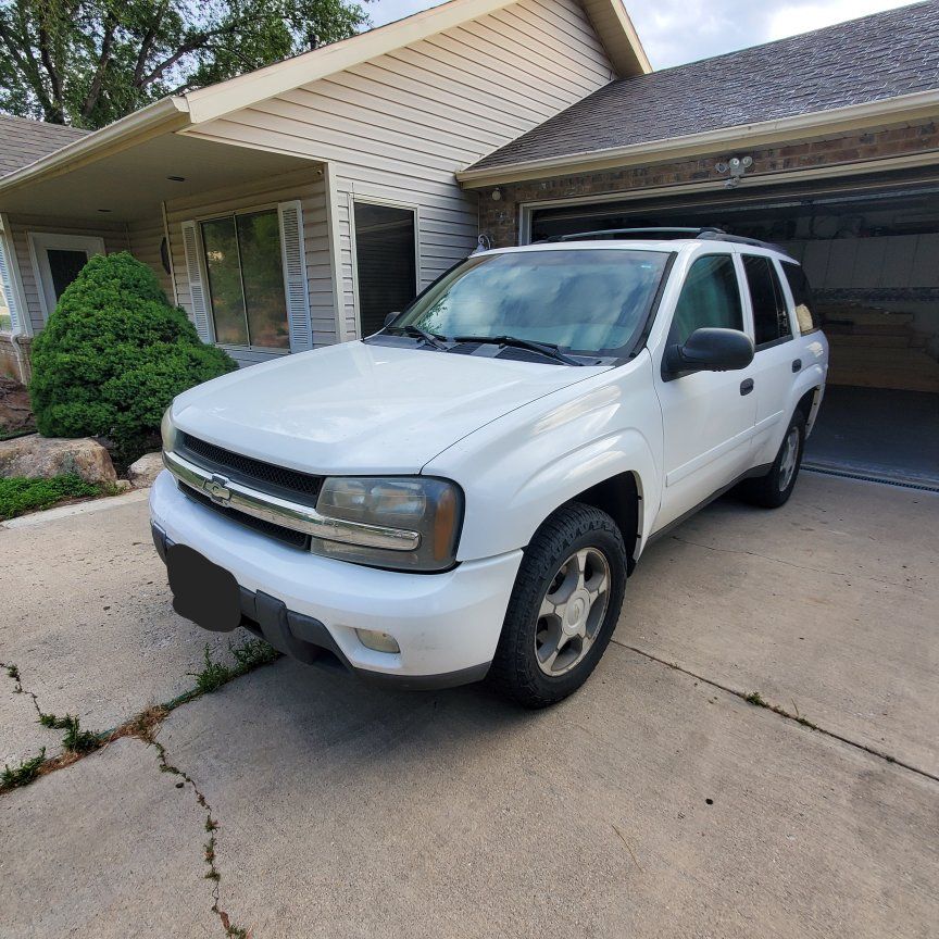 Chevrolet TrailBlazer LS - White SUV