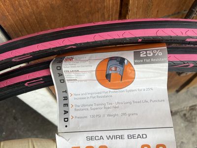 Road tire serfas seca 700 x 23 flat protection tire.