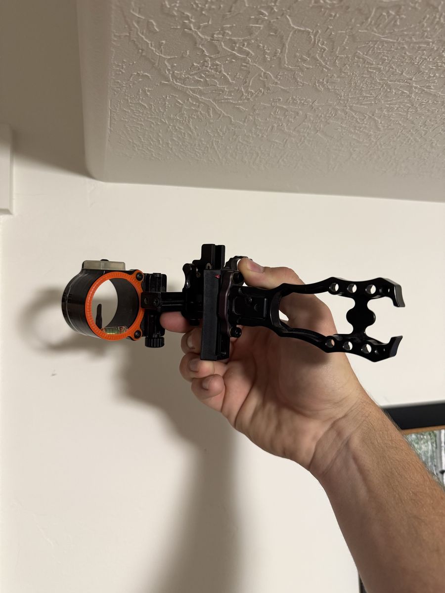 Black gold bow sight