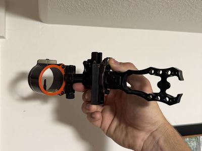 Black gold bow sight