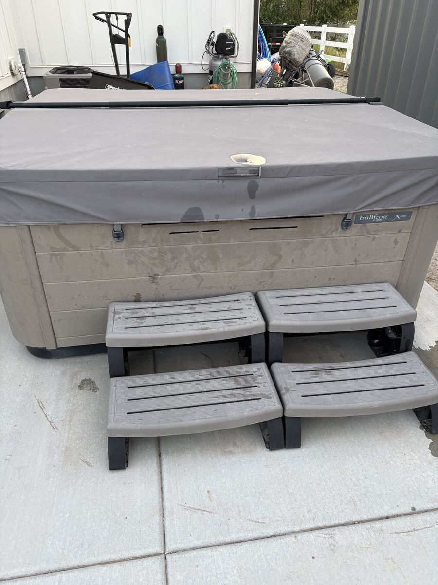 Bull Frog Spa Hot tub