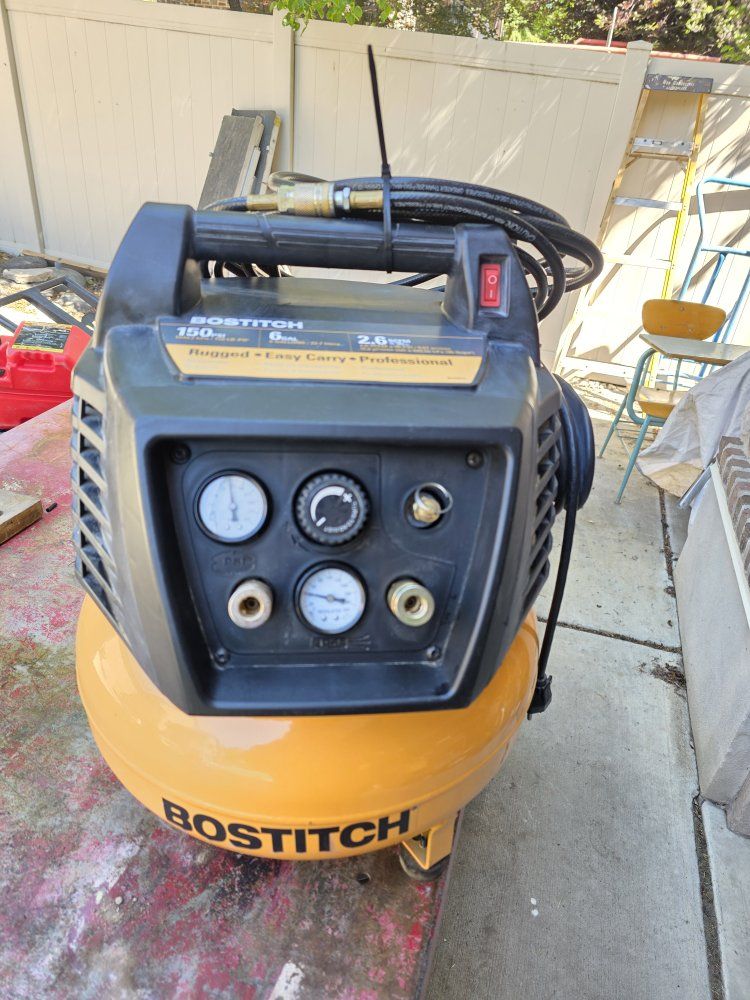 Bostitch BTFP02012 6-Gallon 150 PSI 2.6 SCFM Oil-Free Pancake Air Compressor