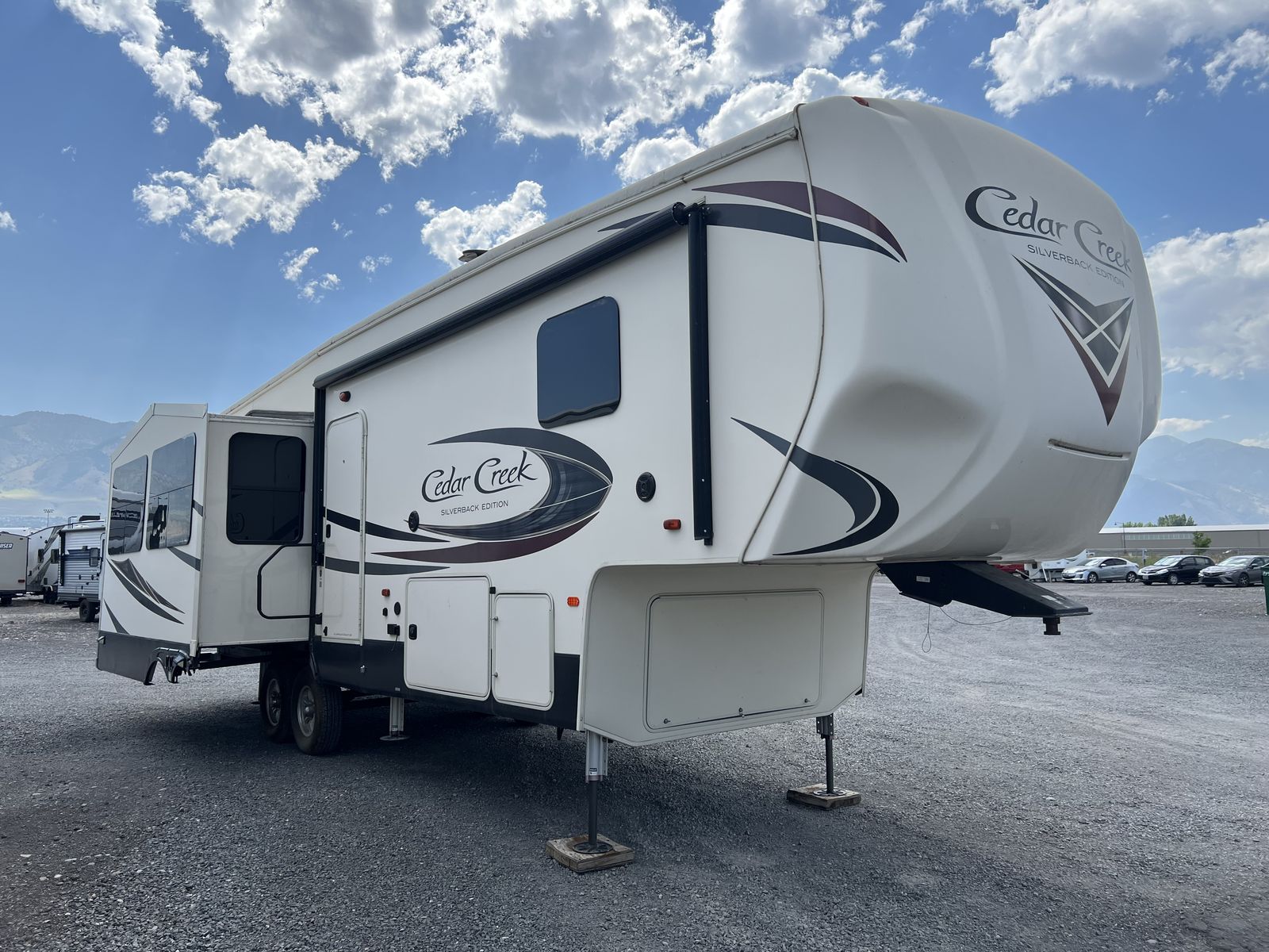 2018 CEDAR CREEK 29RE SILVERBACK EDITION
