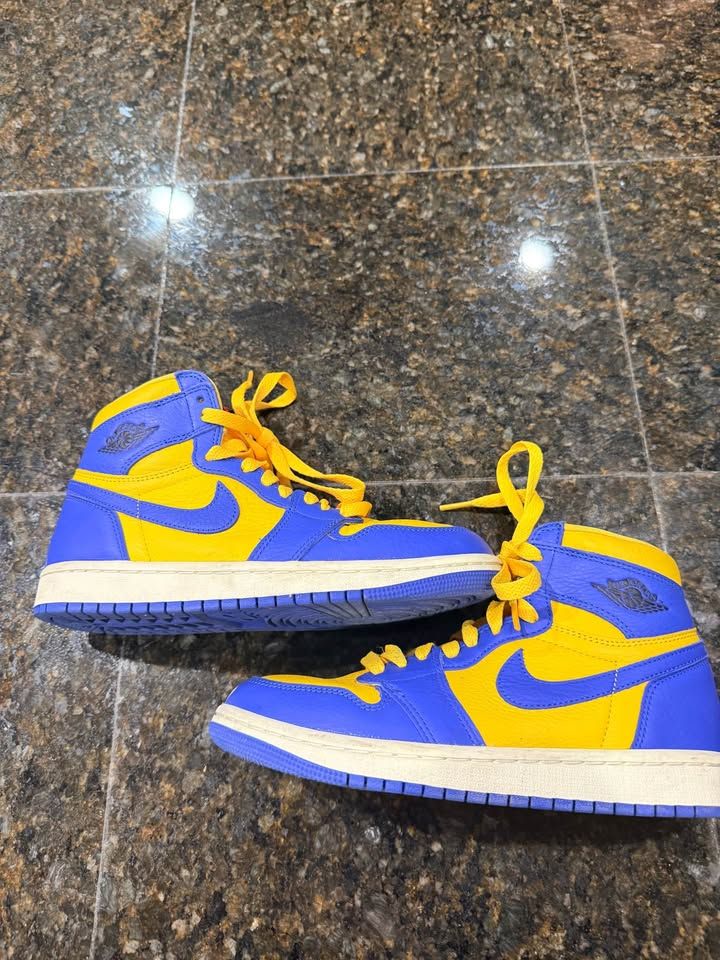 LIKE NEW AIR JORDANS SIZE 5