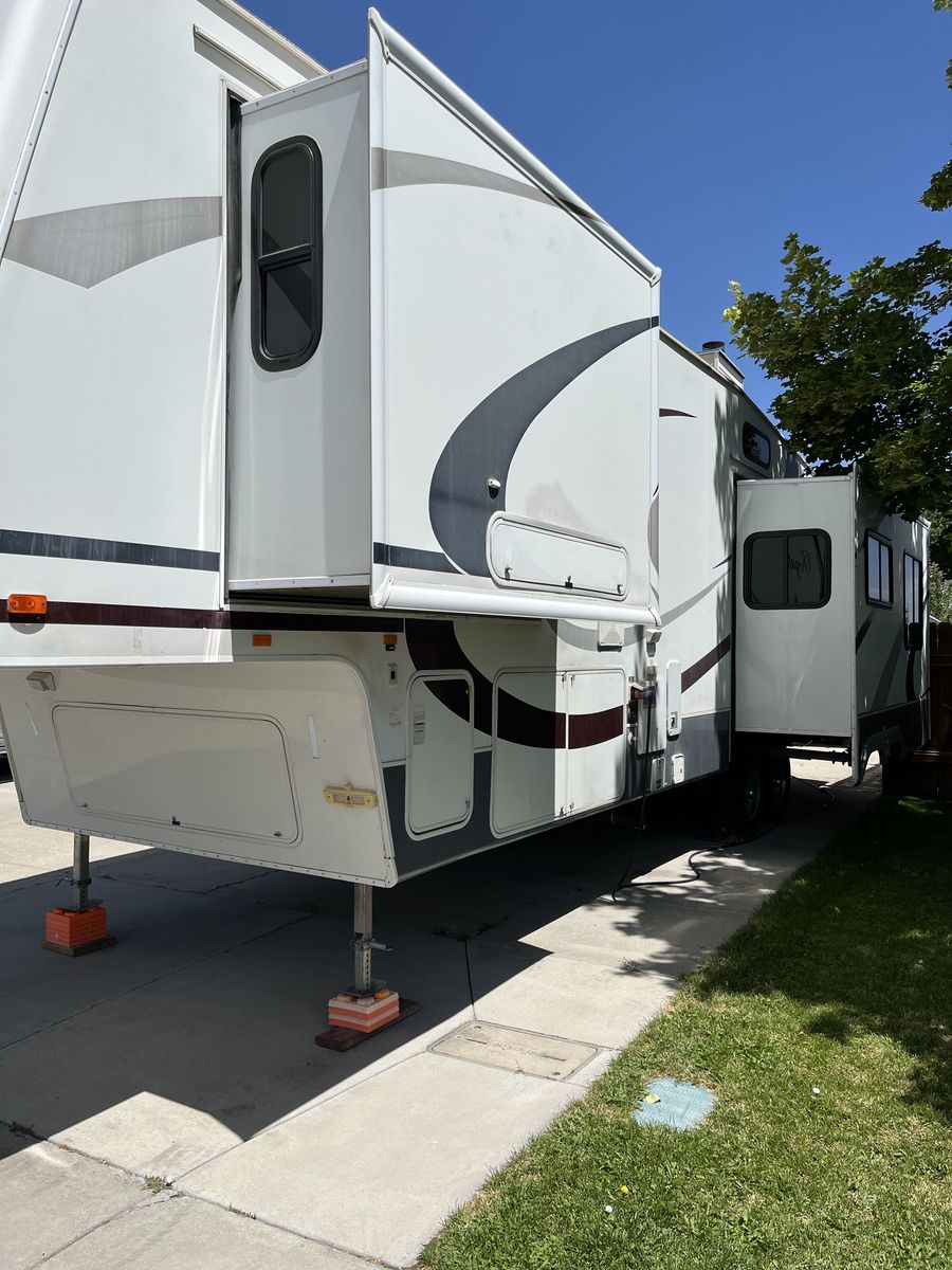 2008 FLEETWOOD REGAL 5TH WHEEL TRAILER 33 FT