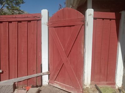 500 linear feet of red/brown wood fence,gates,pressure treated posts rustic wall(Can deliver)