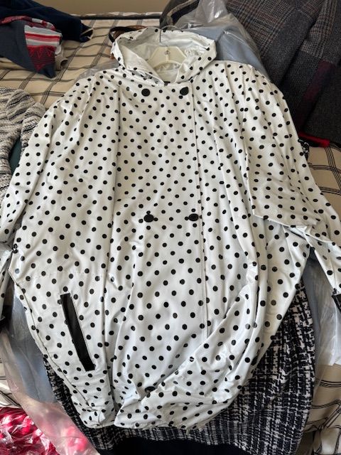 Women’s polka dot windbreaker jacket – hooded – lightweight – great condition