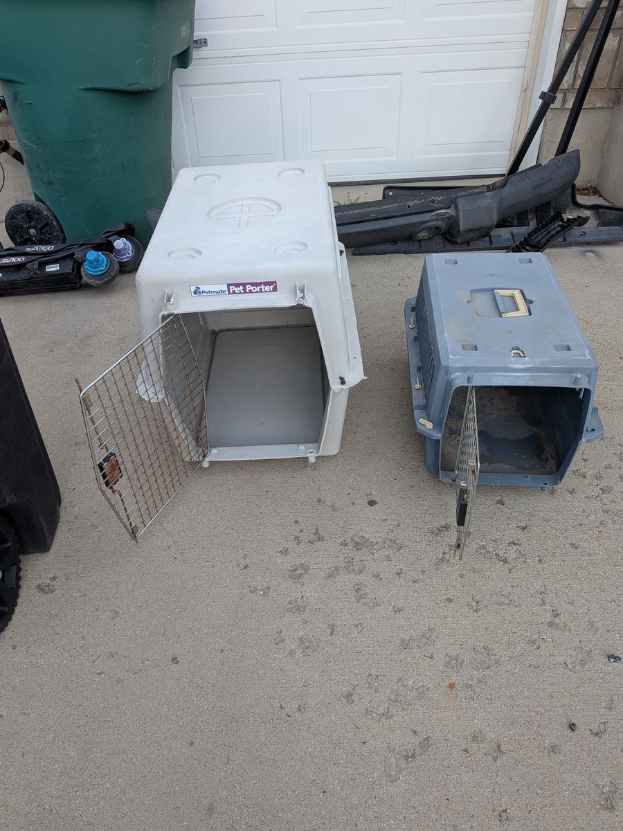 Dog carriers/kennels