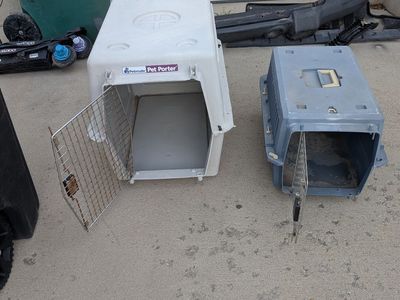 Dog carriers/kennels