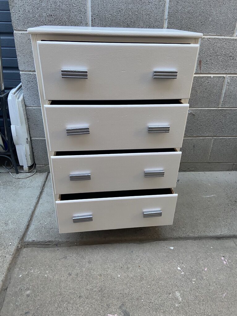 NicE White 4 Drawer Wooden Dresser