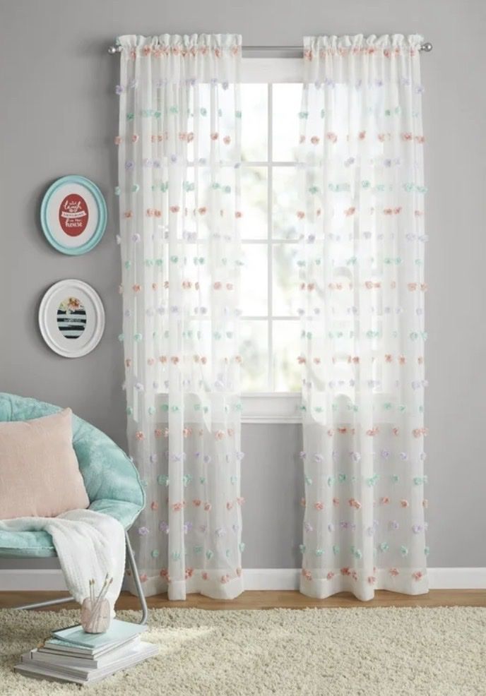 Curtains, Pom Pom