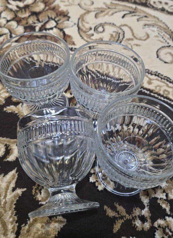 Set of 4 Vintage Clear Glass Pedestal Dessert Cups / Sherbet Dishes, Pressed Glass.Set of 4 Vintage Clear Glass Pedestal Dessert