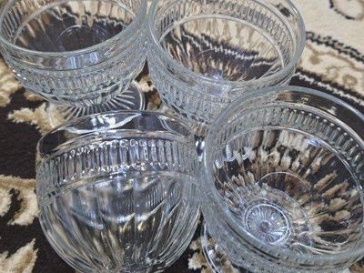 Set of 4 Vintage Clear Glass Pedestal Dessert Cups / Sherbet Dishes, Pressed Glass.Set of 4 Vintage Clear Glass Pedestal Dessert