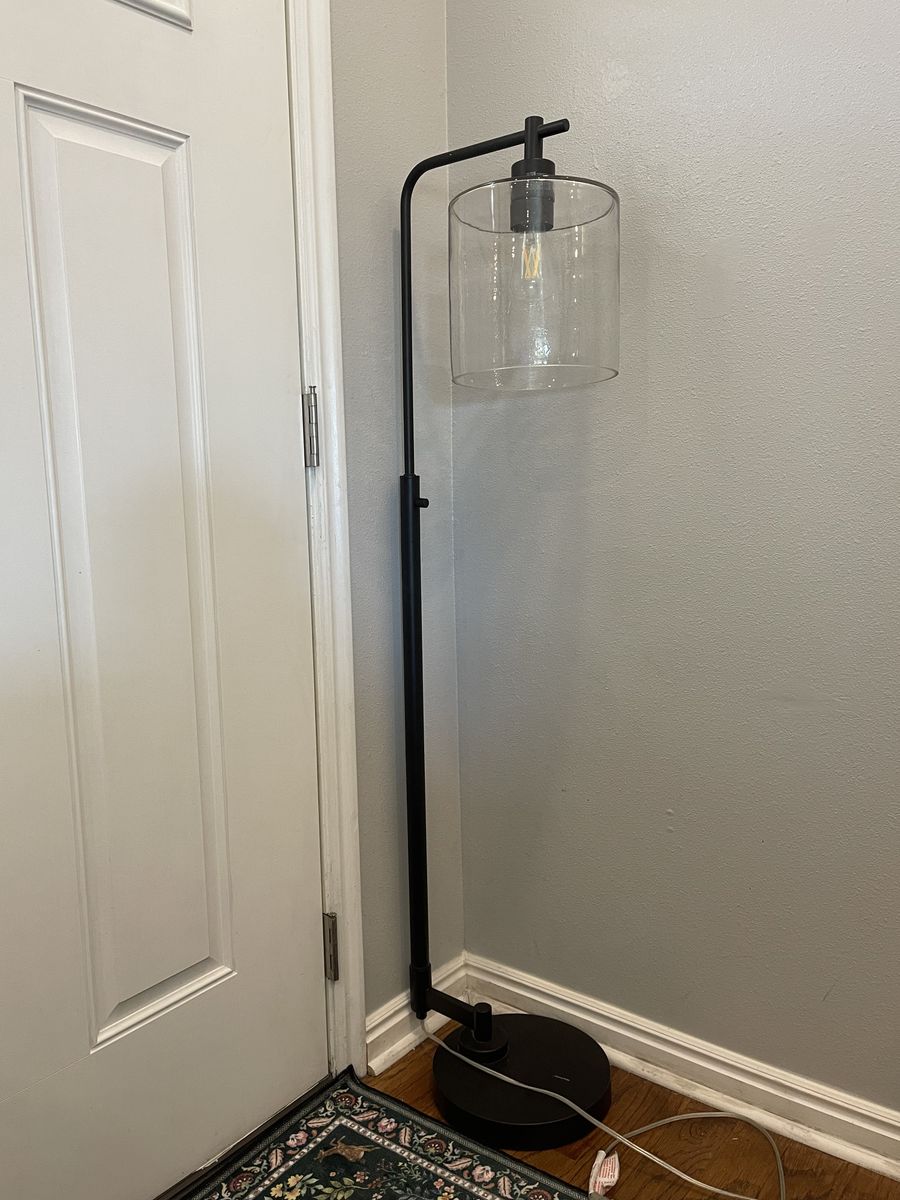 Threshold floor lamp