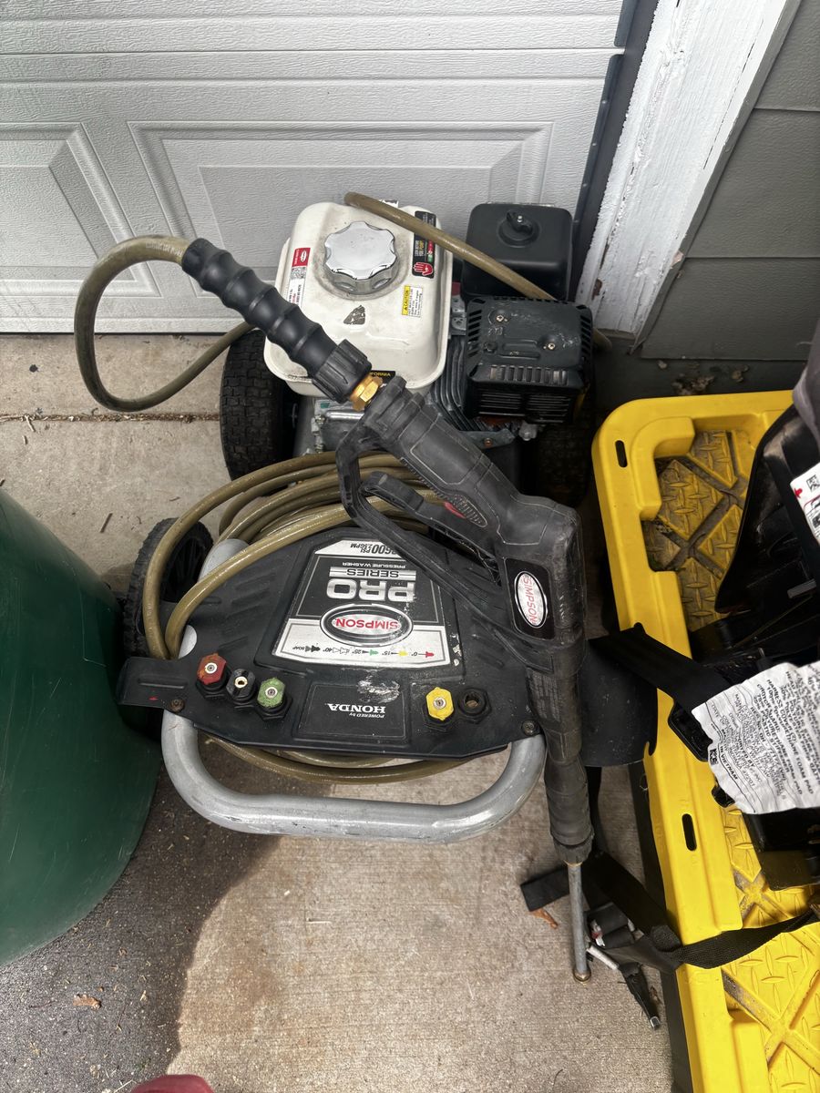 Pressure washer with a Honda motor