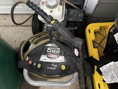 Pressure washer with a Honda motor