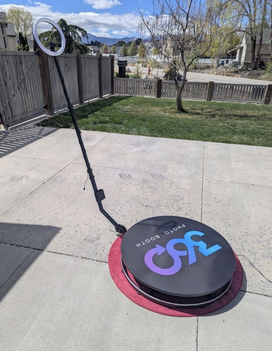 Photo Booth 360 (3 People Max At A Time)