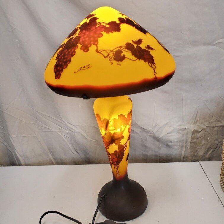 Very Cool Grape Vine Table Lamp